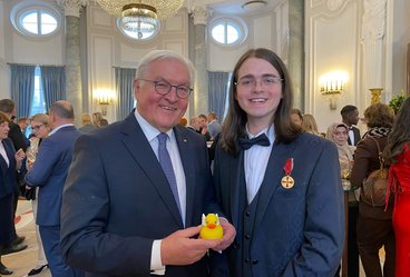 Bundespräsident Frank-Walter Steinmeier und DKHV-Unterstützer Colin Rimbach