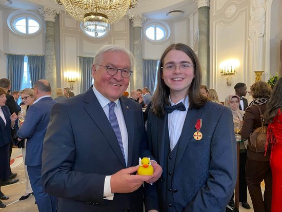 Bundespräsident Frank-Walter Steinmeier und DKHV-Unterstützer Colin Rimbach