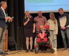 Moderator Uwe Schulz (li.) blickte gemeinsam mit Familie Stecker auf die Bedeutung der Kinder- und Jugendhospizarbeit für die betroffenen Familien. 