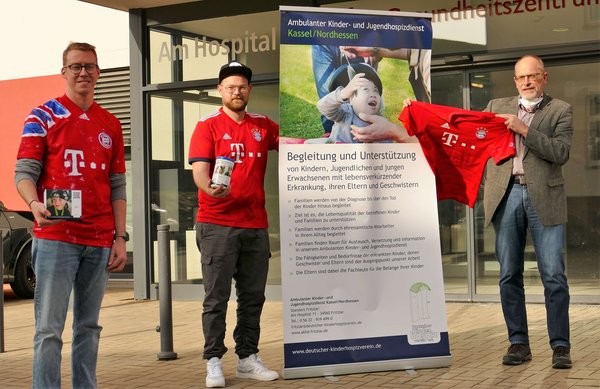 FC Bayern Fanclub Chatten-Power spendete 800 Euro und Trikot mit Autogramm von Philipp Lahm