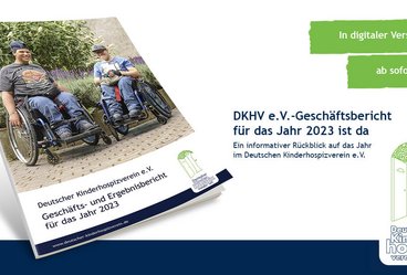 Bild mit zwei männlichen jungen Erwachsenen mit Baseballkappe im Rollstuhl, darunter der Text: Deutscher Kinderhospizverein e.V. Geschäfts- und Ergebnisbericht für das Jahr 2023. Darauf die Überschrift: DKHV e.V.-Geschäftsbericht für das Jahr 2023 ist da. Daneben zwei grüne Balken mit Text: in digitaler Version ab sofort online!