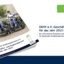 Bild mit zwei männlichen jungen Erwachsenen mit Baseballkappe im Rollstuhl, darunter der Text: Deutscher Kinderhospizverein e.V. Geschäfts- und Ergebnisbericht für das Jahr 2023. Darauf die Überschrift: DKHV e.V.-Geschäftsbericht für das Jahr 2023 ist da. Daneben zwei grüne Balken mit Text: in digitaler Version ab sofort online!